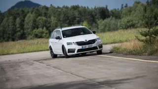 Nová Škoda Octavia RS 245 v pohybu. 1