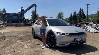 Hyundai Ioniq 5 ženskýma očima: záchrana planety recyklací a magnetická nástěnka na nic!