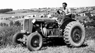 První Zetor pomáhal na poli i komunistům v propagandě. Startoval se klikou, na řidiče pršelo 15 let