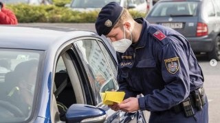 V Rakousku se do nové nekompromisní rychlostní pasti chytil i jeden Čech. Přišel o auto.