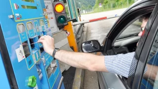 Při cestě na hory není potřeba stát v zácpě. Mýtné brány v Rakousku lze projet rychlým pruhem