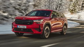 Nejvýkonnější Škoda Kodiaq v historii jezdí skvěle. BMW X3 se čtyřválcem bude mít velký problém