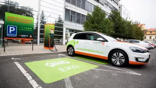 Elektromobilitu v Česku zařízli poskytovatelé elektřiny. Některé jejich ceny jsou dražší než benzin