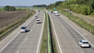 Kdysi roční za 400 Kč, od příštího roku za 2570 Kč. Podívejte se, jak se měnily ceny dálničních známek