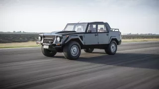 Dvanáctiválcové Lamborghini LM002 se mimo asfalt n