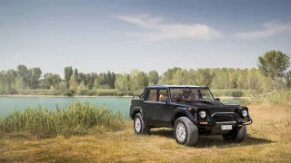 Dvanáctiválcové Lamborghini LM002 se mimo asfalt n