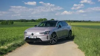 Volvo ES90 vytváří svou vlastní kategorii. Nabídne skvělý dojezd a posádku hýčká, umí ale i pozlobit