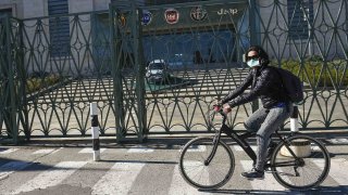 Místo aut roušky nebo plicní ventilátory. Automobilky nahrazují výrobu aut v časech koronaviru