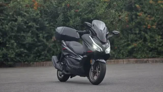 Honda Forza 125 Special Edition je městský král, který se umí tvářit dospěle. Nevadí mu ani dálky