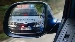 Za podzimní nešvar hrozí nově řidičům pokuta až 5000 korun. Dříve byla poloviční