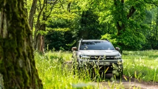 Test Dacie Duster ve verzi obytňák. Vyzkoušeli jsme hybrid v kombinaci s tovární postelí za 40 tisíc