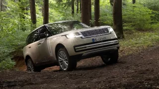 Range Rover je král luxusu i terénu. Poradí si i s pořádným brodem, sám si změří jeho hloubku