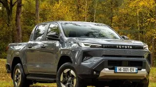 Nová éra pro legendu mezi pick-upy: Toyota Hilux přechází na elektřinu i vodík