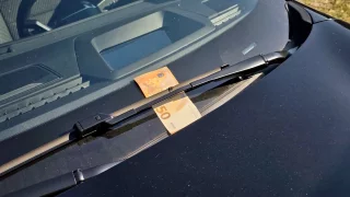 Bankovka za stěračem jako nový trik podvodníků. Řidiče během okamžiku připraví o auto