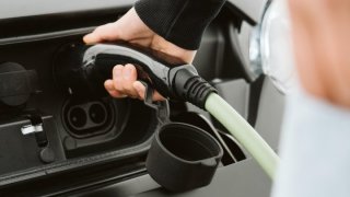 Do tří let elektromobily zlevní na úroveň aut se spalovacím motorem. Výrazně podraží jejich servis