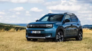 Elektrický Fiat Grande Panda zaujme stylem, ale zklame nabíjením. Za maskou skrývá chytré řešení
