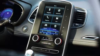 Komentář: Zachraňte tlačítka v autech. Dotykové obrazovky jsou stejně nebezpečné jako mobily