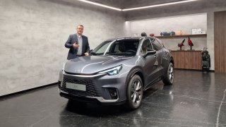 Slibuje nízkou cenu, spoustu komfortu i mrštnost. Prohlédli jsme si nový Lexus LBX naživo