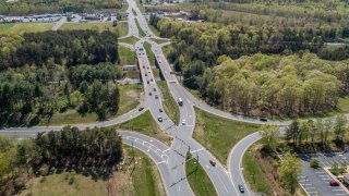 Křižovatky, na kterých se jezdí v protisměru. Vypadají chaoticky, ale ulevují dopravě