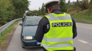 Dobré počasí přeje podvodníkům u silnic. Řidiče zastaví typickým gestem, pak je okradou