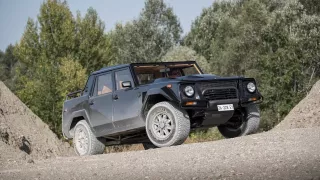 Dvanáctiválcové Lamborghini LM002 se mimo asfalt n