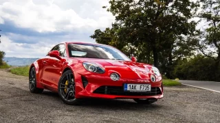 Geniální Alpine A110 uzavírá celou éru dostupných sporťáků s motorem uprostřed. Překonává i Ferrari