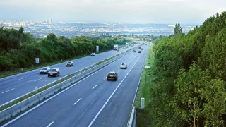 Kvůli drahým palivům na dálnici jen 100 km/h. Politička volá po snižování spotřeby