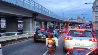 Motorkáři v kolonách často porušují zákon. Hrozí jim za to vysoké pokuty i zákaz řízení