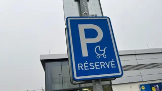 Řada lidí chápe tuto dopravní značku špatně. Pro parkování nestačí být rodičem s dětmi
