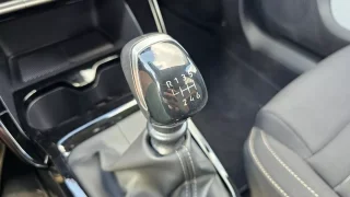 Třetí pedál ještě žije. 12 nových aut s manuálem od Fabie až po Porsche