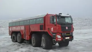 Fascinující Tatrabus kombinuje náklaďák s autobusem. Na Islandu vás odveze na ledové golfové hřiště