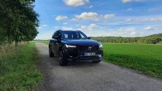 Volvo XC90 je reprezentantem elegantní jemnosti. Ale umí za to i pořádně vzít