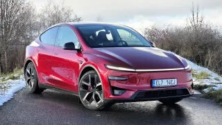 Nejvýkonnější Tesla Model Y je na silnici rychlá jako blesk. Svůj výkon ale podává bez emocí