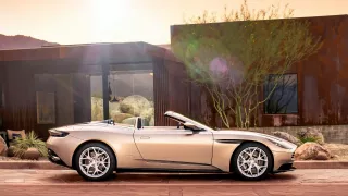 Nádherný roadster Aston Martin DB11 Volante. 9