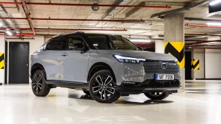 Honda HR-V láká jednoduchým hybridem. Ve městě jezdí levně a nemusíte ji nabíjet