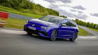 Rodinné kombi s výkonem 320 koní je možné objednávat i u nás. VW Golf R Variant jde do prodeje