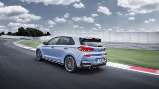 Prohlédněte si ostrý hatchback Hyundai i30 N v poh