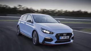 Prohlédněte si ostrý hatchback Hyundai i30 N v poh