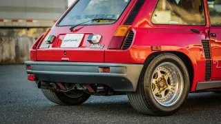 Renault 5 Turbo ve vzácné verzi Evolution. 26