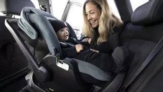 Velký test dětských autosedaček vyhrálo Thule. Dobře dopadlo s otočnou základnou i bez ní