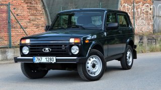 Tři různé klíčky, tři řadicí páky, to u jiných nových aut těžko zažijete. Lada 4x4 řidiče překvapí