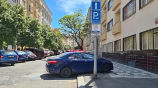 Řidiči se při parkování dopouští přestupku, o kterém ani nevědí. Mohou tak způsobit i nehodu