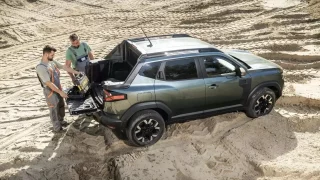 Dacia Duster dostává dvě užitkové verze. V Evropě se objevuje malá dodávka i parádní pick-up