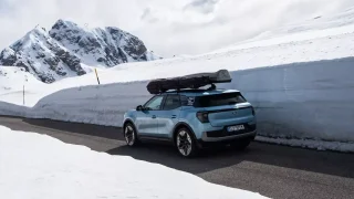 Elektromobilem kolem světa: Aljaška? Skoro. Italské Lago di Braies nabízí úchvatné zimní scenérie