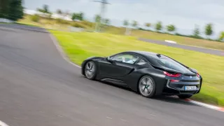 Provětrali jsme hybridní BMW i8 v edici Protonic F