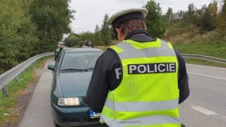 Hlavně se nedívat na hodinky. Policista prozradil, jak se nechovat při silniční kontrole