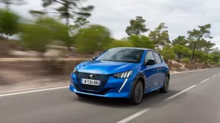 Peugeot 208 GT je francouzská drobotina, která ukazuje, že malá auta to nebalí