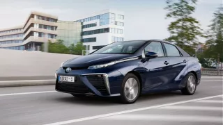 Vodíková Toyota Mirai a nová generace Toyoty Prius