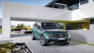 Tohle je nový Volkswagen Tiguan. Má až 320 koní a je celý dotykový