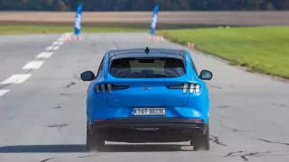 První test Fordu Mustang Mach-E GT: Ohromující sílu a dynamiku může využít naplno jen zkušený řidič